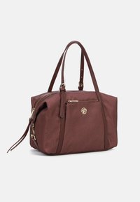 Borsa a mano bordeaux realizzata in materiale sintetico testurizzato, con doppi manici in pelle, una tasca frontale con zip e hardware in tonalità oro. Presenta un'illustrazione del logo.