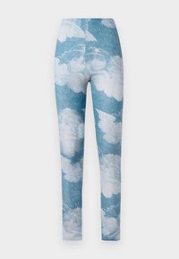 Leggings con un fondo de mezclilla azul y patrones de nubes blancas. La tela parece elástica con un diseño ajustado y longitud hasta el tobillo.