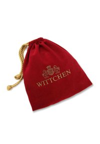 Rode fluwelen trekzak met gouden logo "Wittchen" en een decoratief wapen. Heeft een getextureerd oppervlak en een gevlochten gouden koord.