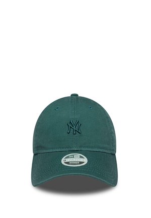 Dunkelgrüne verstellbare Baseballkappe mit eingesticktem New York Yankees-Logo auf der Vorderseite und einem Markenaufkleber am Schirm.