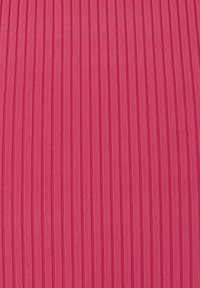 GeWebter Stoff in lebhaftem Pink, mit vertikal gerippter Textur. Glatte Oberfläche mit gleichmäßig verteilten Rillen. Keine weiteren Details.
