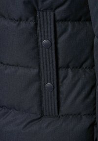 Ciemna kurtka puchowa z pionowym wzorem kanalikowym, teksturowaną tkaniną oraz dwoma dopasowanymi czarnymi guzikami.