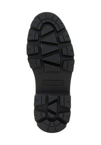 Semelle de botte en caoutchouc noir avec des motifs de semelle profonds, présentant un centre surélevé et des rainures angulaires pour une meilleure traction. Logo embossé sur le talon.
