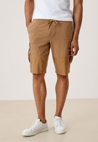 s.Oliver REGULAR MIT TASCHEN - Shorts - almond