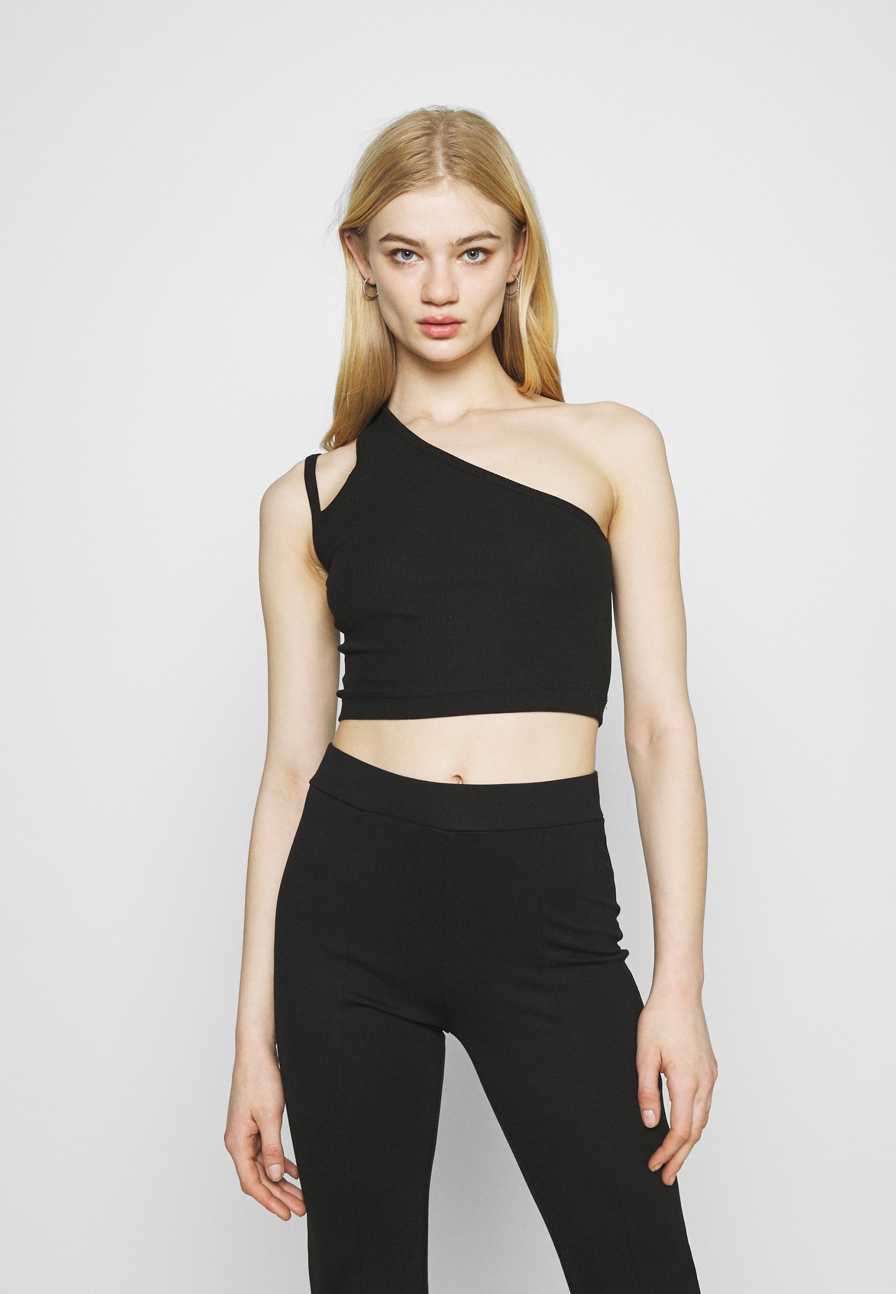 black strap crop top