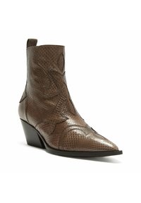 Stivaletto alla caviglia in pelle marrone con texture, punta appuntita, dettagli di cuciture decorative e tacco basso a blocco. Presenta un tirante sul retro.