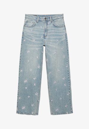 Blugi din denim albastru deschis cu modele brodate albe. Au talie înaltă, croială cu picioare largi, cinci buzunare și închidere cu nasturi.