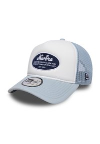 Trucker cap med en hvid frontpanel, lyseblå skygge, mesh bagstykket og en oval navy patch med "New Era" tekst. Justerbar rem bagpå.