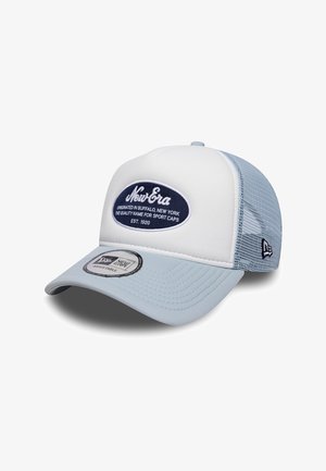 Gorra de camionero con un panel frontal blanco, visera azul claro, parte trasera de malla y un parche ovalado azul marino con el texto "New Era". Correa ajustable en la parte posterior.