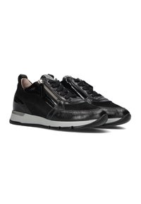 Schwarze Sneaker aus einer Mischung von Leder und Wildleder, mit einem strukturierten Design, Schnürverschluss, seitlichen Reißverschlüssen und einer gepolsterten grauen Sohle.