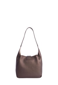 Bolso de mano de cuero marrón con un acabado suave y texturizado. Presenta una sola correa de hombro y un cierre superior plano, con una forma corporal amplia.