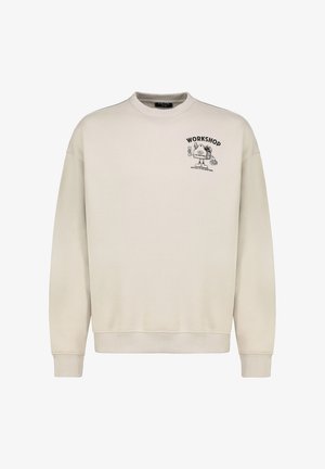 Lichtbeige sweatshirt met een ronde hals, ribgebreide manchetten en boord. Bevat een zwart gedrukt grafisch ontwerp met de tekst "WORKSHOP" op de borst.