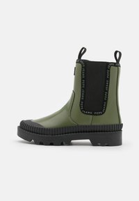 Jeans CHELSEA Botas de - green/caqui - Zalando.es