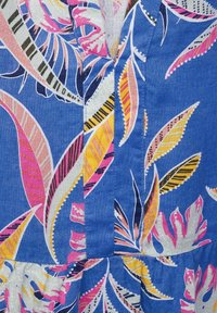 Blaues Blumenkleid mit lebhaften pinken, gelben und weißen Blattmustern. Hergestellt aus strukturiertem Stoff mit Knopfverschluss und Rüschensaum.