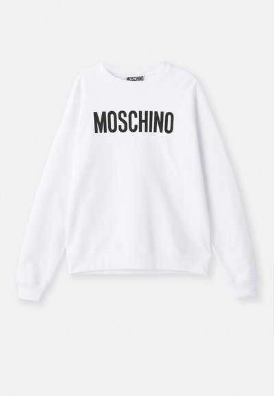 Hvit hettegenser laget av mykt stoff, med rund hals, lange ermer og et fremtredende svart "MOSCHINO"-logo trykket på forsiden.