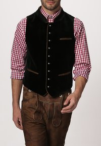 Schwarze Samtweste mit taillierter Passform, verziert mit silbernen Knöpfen und braunen Akzenten. Tragen über einem rot-weiß karierten Hemd. Braune Lederhosen.