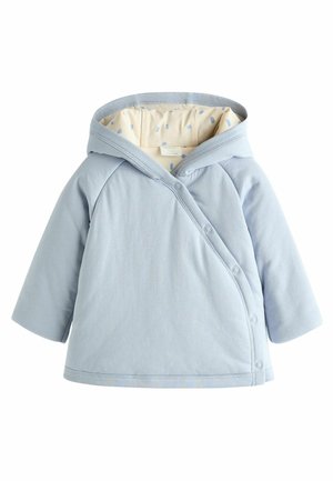 Lyseblå babyjakke med hætte og beige inderfor med mønster af blå former og trykknaplukning foran.