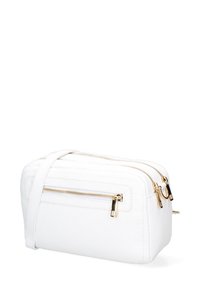 Borsa a mano bianca in pelle con doppio zip, texture liscia e dettagli in metallo dorato. Forma rettangolare con tracolla regolabile.