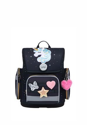 Zaino nero con toppa unicorno, farfalla, stella e decorazioni a forma di cuore, più un portachiavi a forma di cuore rosa e soffice sulla cerniera della tasca laterale.