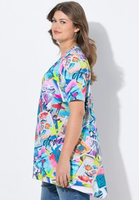 Luźna, krótko-sleeve koszulka wykonana z lekkiego materiału, z kolorowym nadrukiem przedstawiającym ryby, rozgwiazdy i abstrakcyjne wzory.