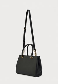 Μαύρη συνθετική τσάντα χειρός με διπλές κορυφαίες λαβές και αποσπώμενο ιμάντα ώμου. Οι χρυσαφί μεταλλικές λεπτομέρειες αναδεικνύουν τον δομημένο σχεδιασμό της.