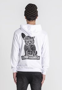 Biela mikina s kapucňou s čiernym grafickým motívom francúzskeho buldoga na zadnej strane, pod dizajnom s textom "GIANNI KAVANAGH". Textúrovaná tkanina.