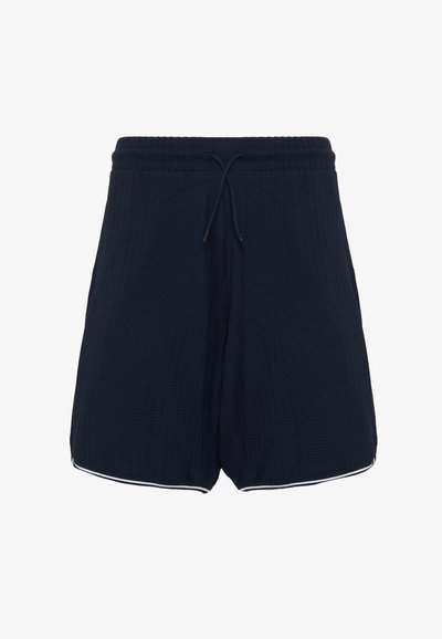 Shorts texture blu navy con vita regolabile e bordo bianco lungo l'orlo. Presentano un design a coste per un maggiore effetto visivo.