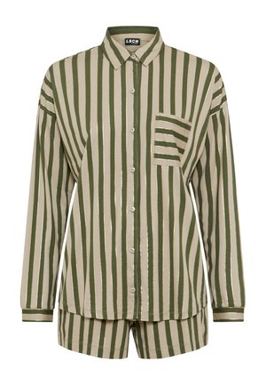 Garām piedurknēm pogājama krekls un šorti ar vertikālām olīvu zaļām un bēšām svītrām, ar krūšu kabatu un apkakli.