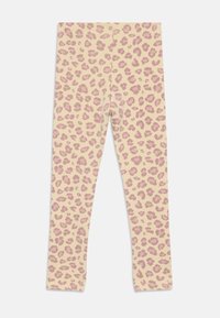Leggings beige pour enfants avec un motif léopard rose sur l'ensemble, coupe slim, posés à plat sur un fond blanc.