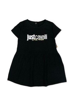 Czarna sukienka dla malucha z krótkimi rękawami, okrągłym dekoltem oraz napisem "Just Cavalli Little Rogue" w białym i żółtym kolorze na piersi.