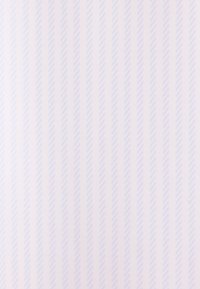 Cravate violette à rayures diagonales sur une chemise blanche à motif chevrons, vue de la poitrine au cou.