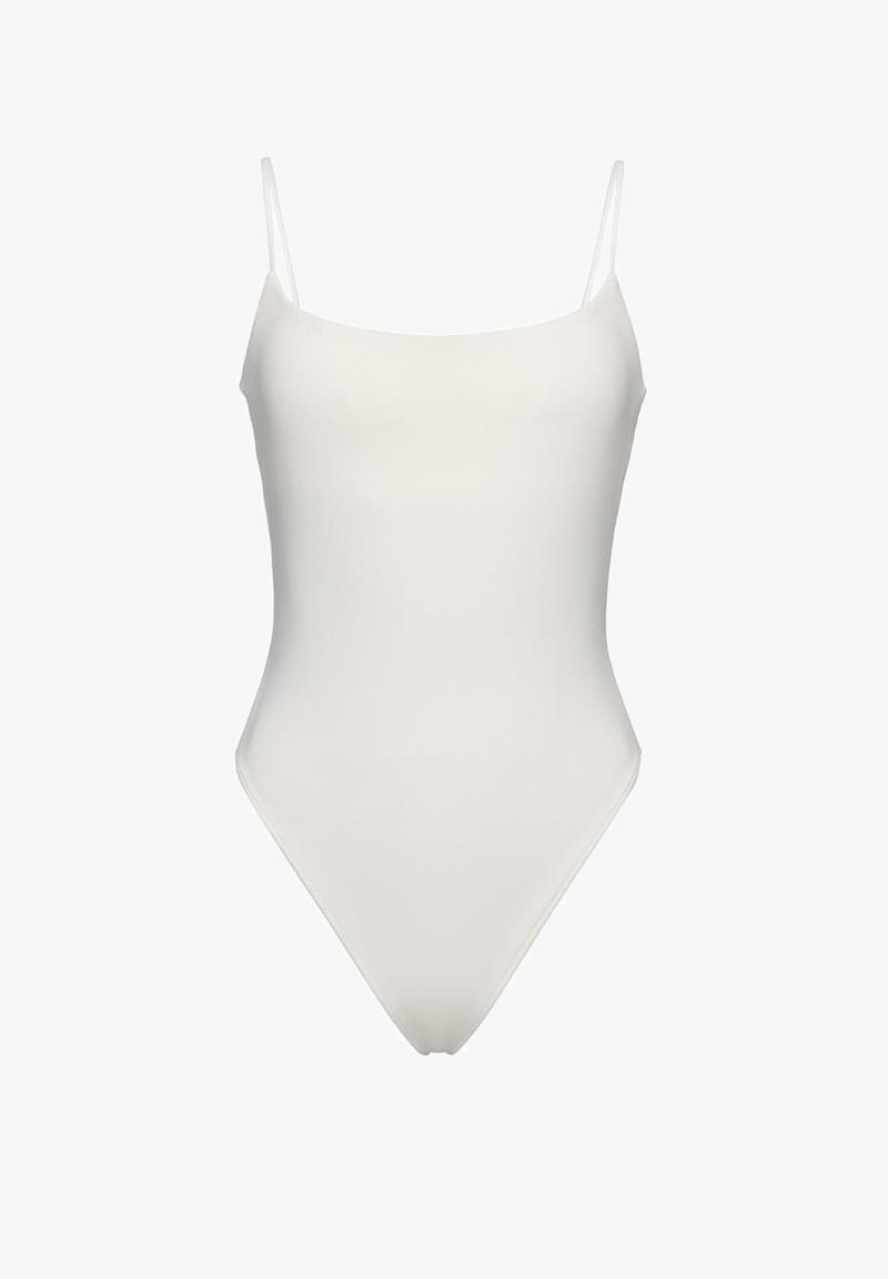 Baltas vientisas maudymosi kostiumėlis su plonomis petnešėlėmis ir apvaliu kvadrato formos iškirpte ant vienspalvio fono.