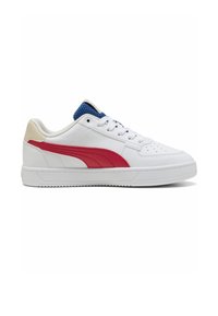 Baskets blanches avec une finition en cuir lisse, accent rouge sur le côté et une languette en textile bleu. Elles sont dotées de lacets plats et d'une semelle en caoutchouc.