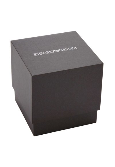 Schwarze quadratische Box mit Emporio Armani Logo in Weiß, zentriert auf dem geschlossenen Deckel vor weißem Hintergrund.