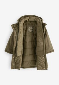 Jachetă puffer khaki cu interior matlasat, închidere cu fermoar și capse, și glugă, având o etichetă cu informații despre marcă în interior.