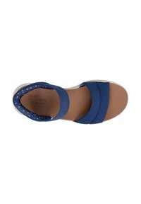 Sandalias azul marino con dos tiras de tejido, una plantilla acolchada y una suela texturizada. Presentan detalles perforados en la parte superior.