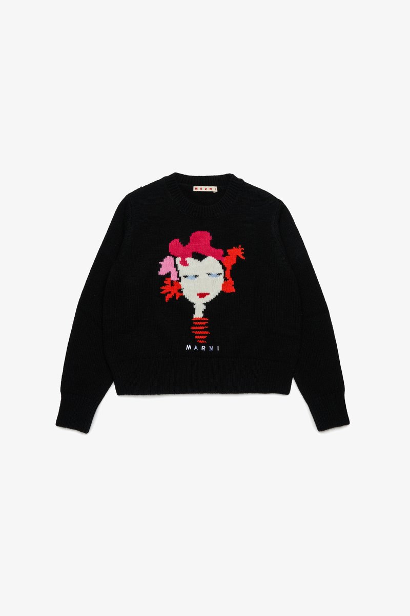 Schwarzer Strickpullover mit einem bunten Grafikdesign eines Gesichts, verziert mit rosa und roten Akzenten. Taillierter Schnitt mit geripptem Halsausschnitt und Saum.