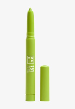 Lápiz de ojos retráctil verde brillante con la tapa retirada, etiquetado como "751 The 24H Eye Stick" de la marca 3INA.