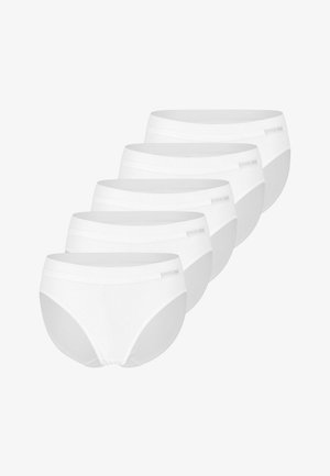 Zestaw białych bawełnianych majtek typu slip z gładką teksturą, elastycznym pasem i umiarkowanym zakryciem. Pięć sztuk wyeksponowanych w jednym rzędzie.