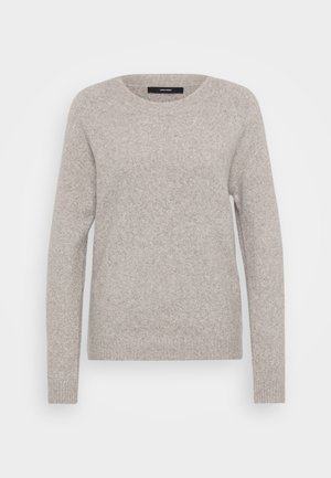 Šviesiai pilkas megztinis iš minkštos mezginio medžiagos. Turi apvalų kaklą ir ilgas rankoves su krakmolingomis apykaklėmis ir nuleistais kraštais. Paprastas dizainas.