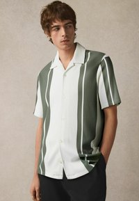 Next REGULAR FIT - TEXTURED STRIPE - Camisa - green white