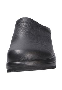 Scarpa slip-on in pelle nera con punta arrotondata e superficie texture. Caratterizzata da un profilo basso e una suola in gomma flessibile per il massimo comfort.