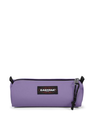 Estuche para lápices cilíndrico morado con parche de logo Eastpak negro, cremallera negra y cordón de tirador sobre fondo blanco.