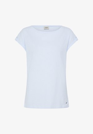 Hele sinine naiste lühikeste varrukatega pluus paadikaelusega ja nööpide detailidega varrukatel, lihtsa disainiga, kangasildiga krae sees.