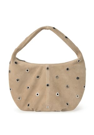 Bolso de hombro de ante beige con forma redondeada, decorado con ojales plateados dispersos y una sola correa ancha.