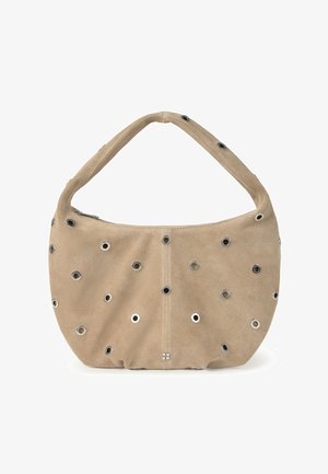 Sac à bandoulière en daim beige de forme arrondie, décoré d'œillets argentés dispersés, avec une seule sangle large.
