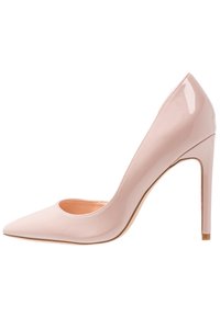 Lesklé tělové růžové lodičky na vysokém podpatku s špičatou špičkou a štíhlým stiletto podpatkem, boční pohled na bílém pozadí.