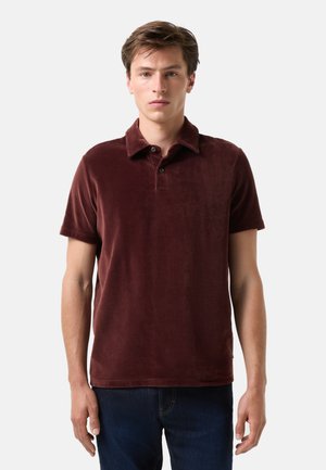Bordeaux farvet fløjl polo shirt med klassisk krave, korte ærmer og to-knaps lukning; blød tekstur med en glat overflade.