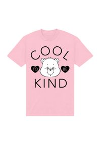 Rosa bomulls-T-shirt med ett tecknat björnfans och texten "COOL TO BE KIND" i fet svarta bokstäver med hjärtaccent.
