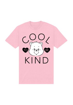 Lyserød bomulds t-shirt med et tegneserie-bjørneansigt og teksten "SKØNT AT VÆRE VENLIG" i fede sorte bogstaver med hjerteaccent.